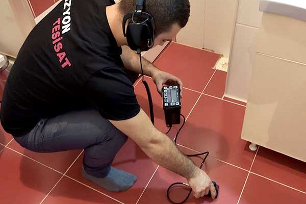 Vizyon-tesisat-gideri-kirmadan-su-kacagi-bulma-tikanikligi-Acma-Klozet-Banyo-Lavabo-Mutfak-noktasal-tespit-pimas-acan-firma-petek-temizligi-temizleme-goruntuleme-yikama